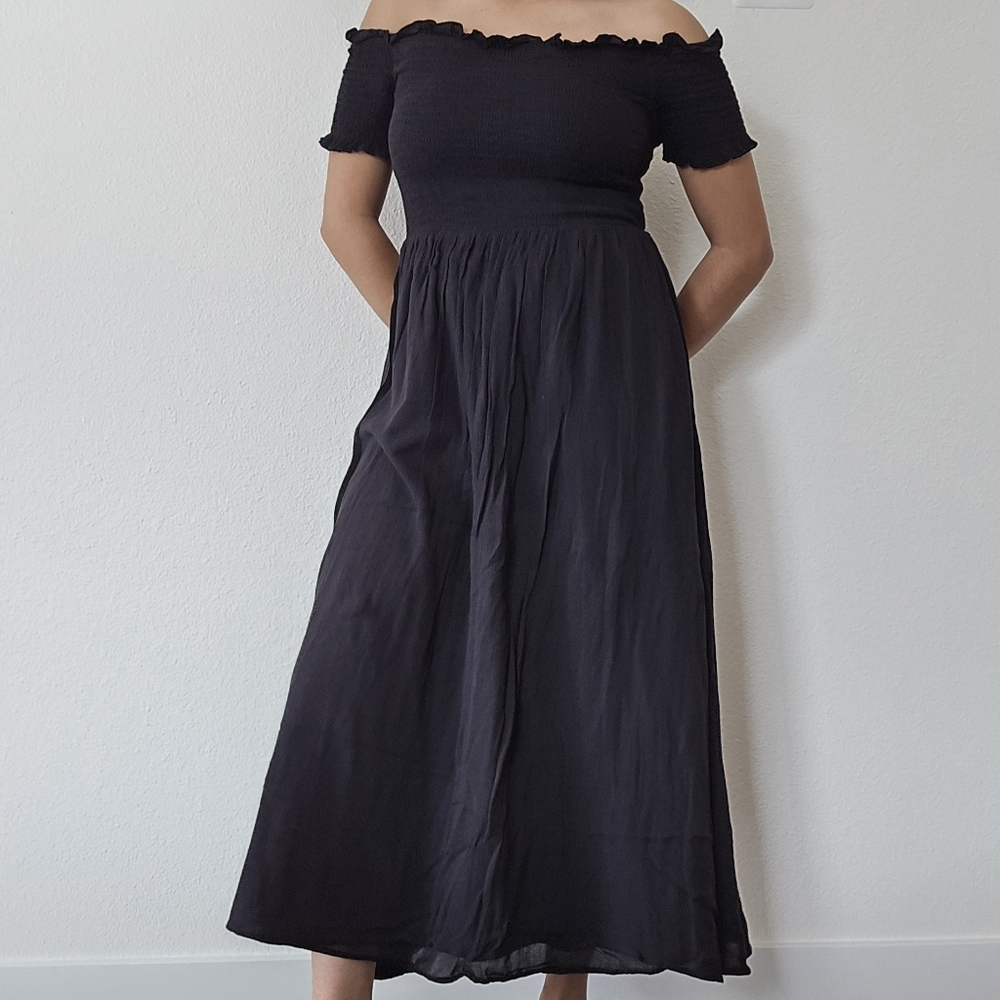 《SOLD》Urban Outfitters UO Amelia Off-The-Shoulder Midi Dress